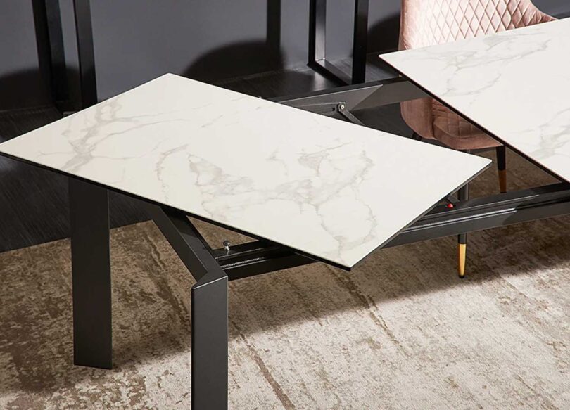 Allonge céramique aspect marbre blanc de la table