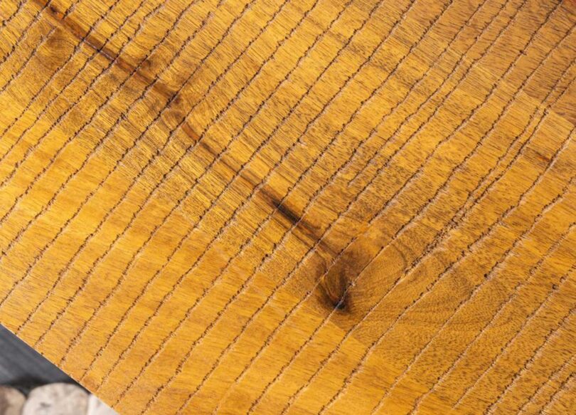 zoom sur le plateau en bois de manguier avec des traces de scie