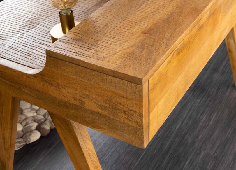 zoom sur le bois du bureau