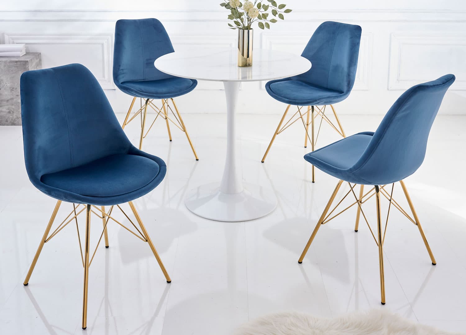2 chaises en velours bleu fonce et metal dore