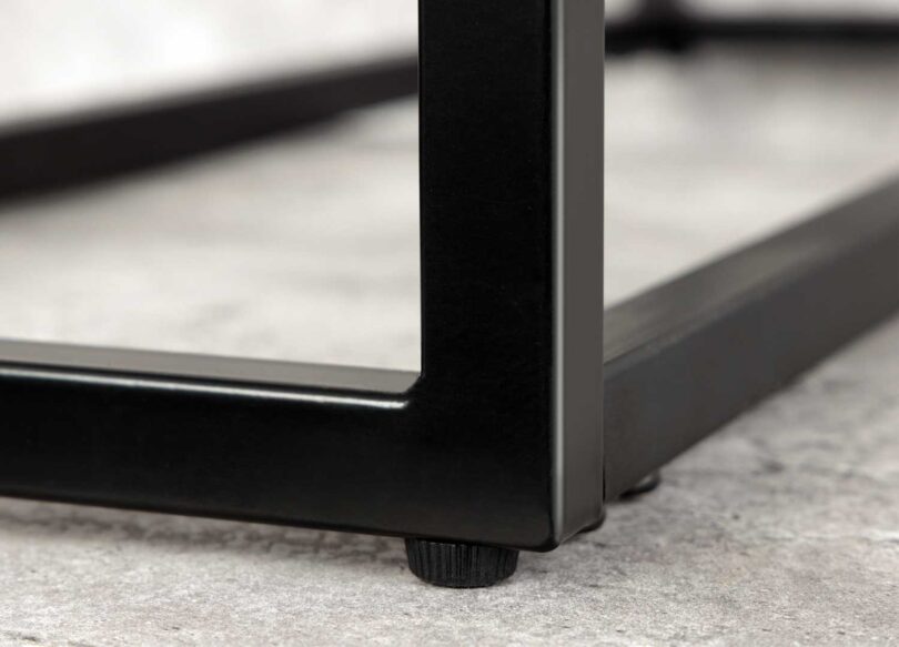zoom sur la structure en metal noir