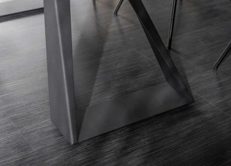 zoom sur le pieds design en metal noir poudre
