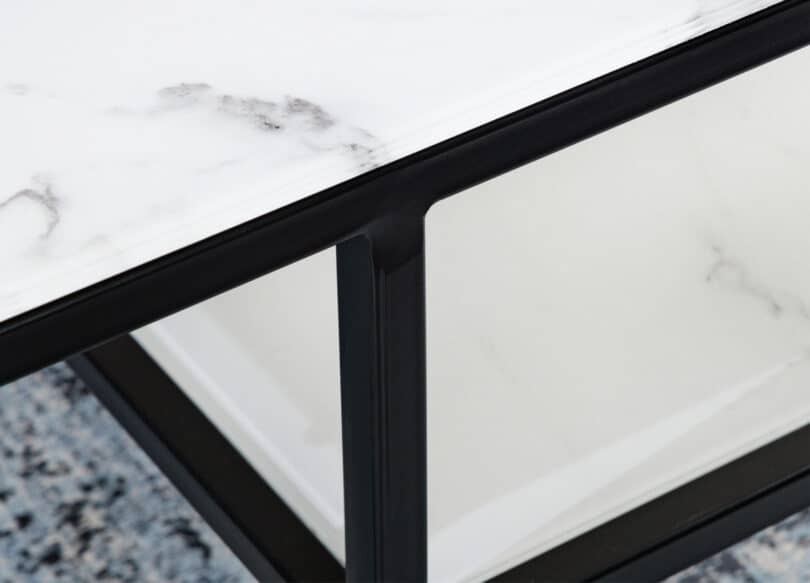 zoom sur le plateau en verre aspect marbre