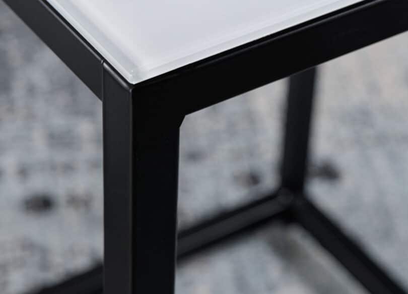 zoom sur le plateau en verre aspect marbre