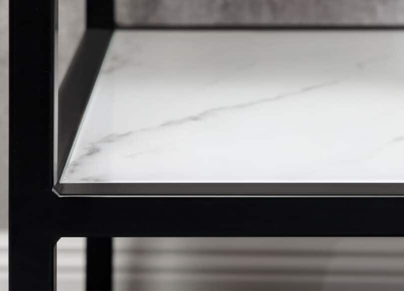 zoom sur le plateau en verre aspect marbre