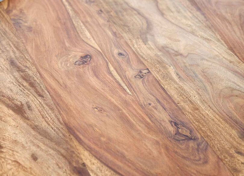 zoom sur le plateau en bois de sesham