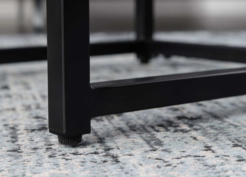 zoom sur le cadre en metal noir poudre
