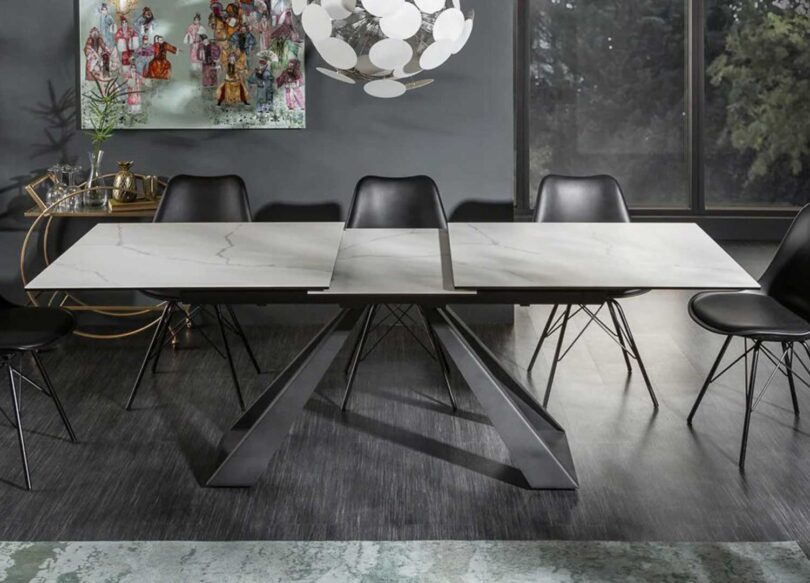 table à manger design en céramique aspect marbre
