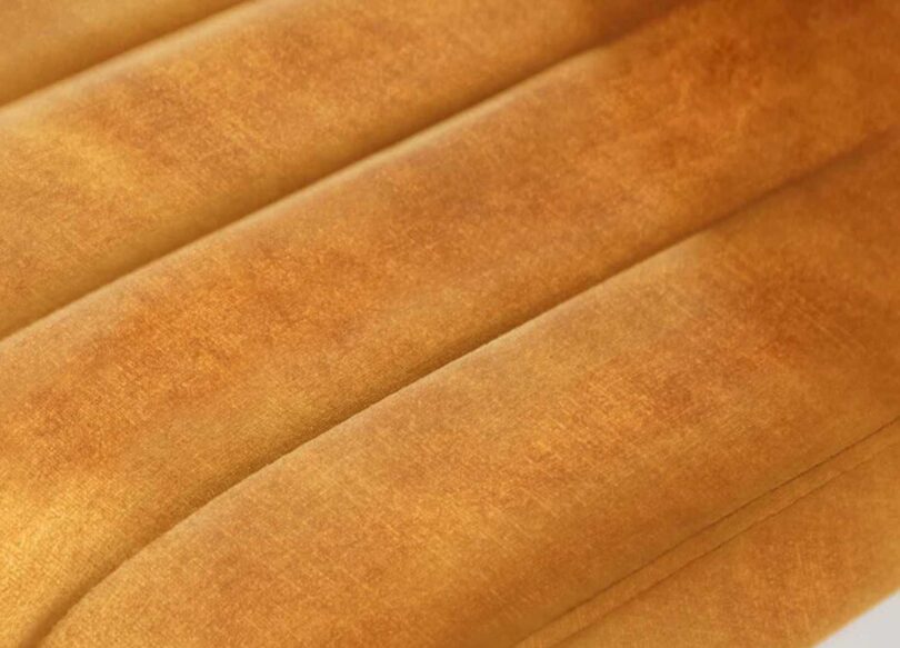 zoom sur le tissu en velours jaune