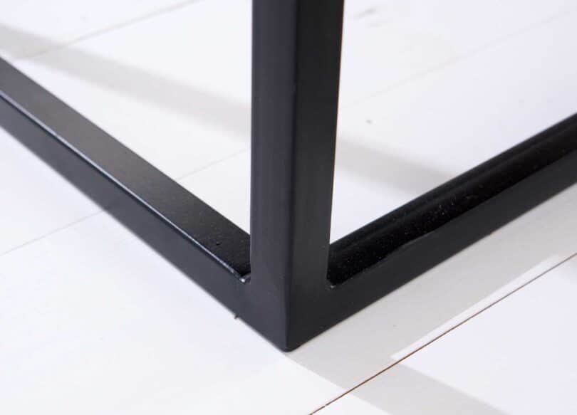 Piétement en métal noir des tables basses en bois