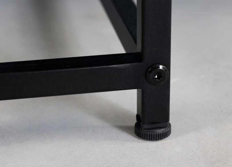 Piétement en métal de la table basse noire