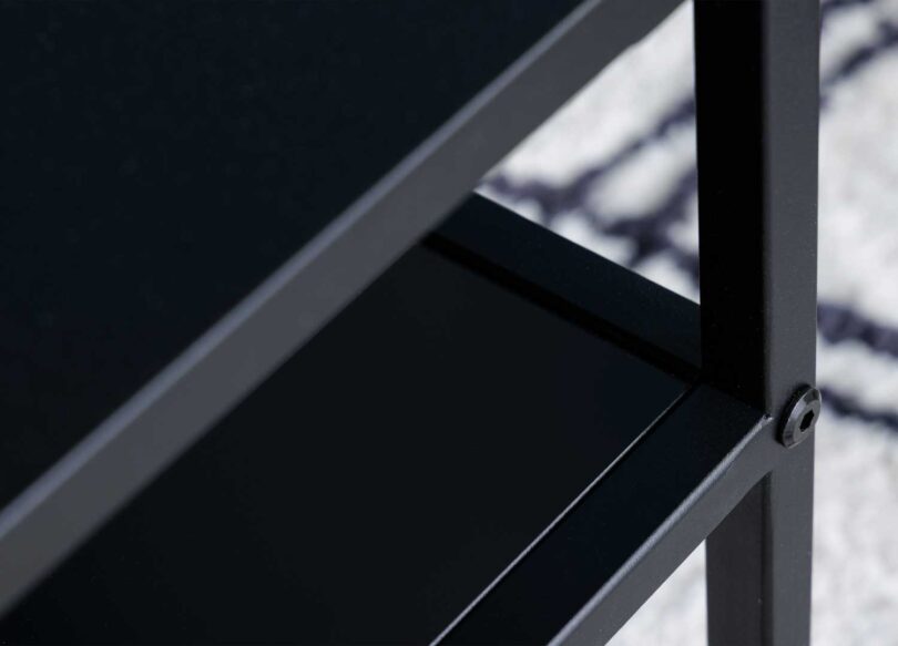 Plateau en métal noir de la table basse