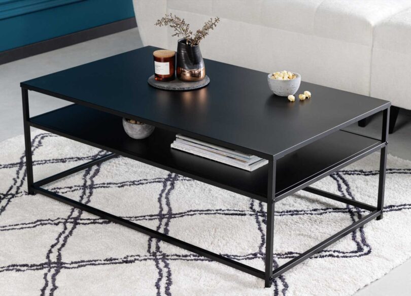 Table basse en métal noir poudré