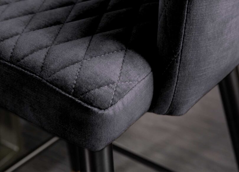 zoom sur le velours anthracite