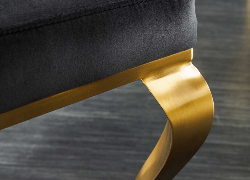 zoom sur le pied en metal dore