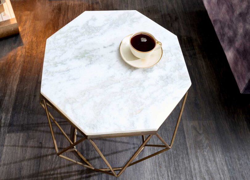 zoom sur la plateau en marbre blanc 1.5 cm