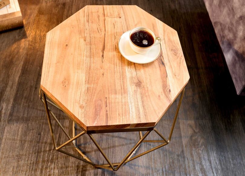 zoom sur le plateau en bois d acacia