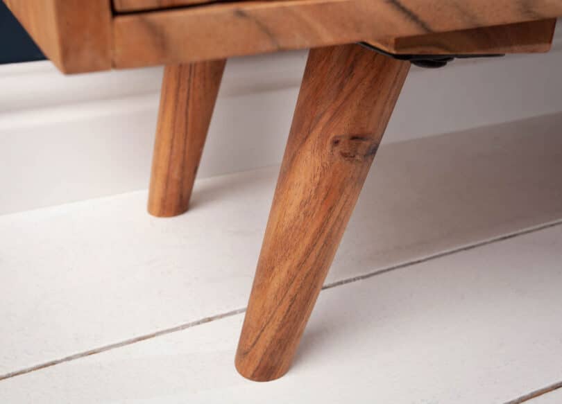 zoom sur les pieds en bois