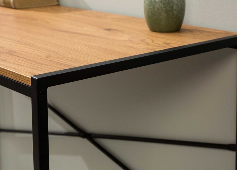 zoom sur le plateau en mdf aspect chene