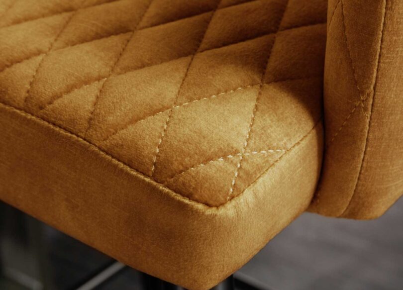 zoom sur le velours jaune moutarde