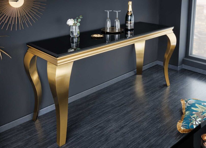 console décorative design avec plateau en verre et pieds dores
