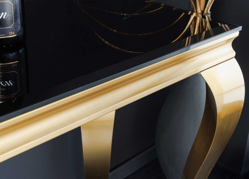 zoom sur le plateau en verre noir opale