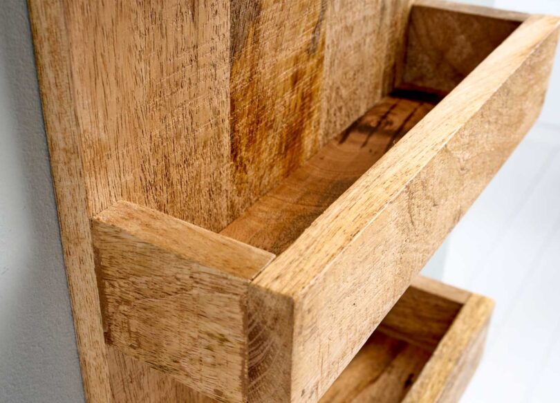 zoom sur l etagere en bois massif