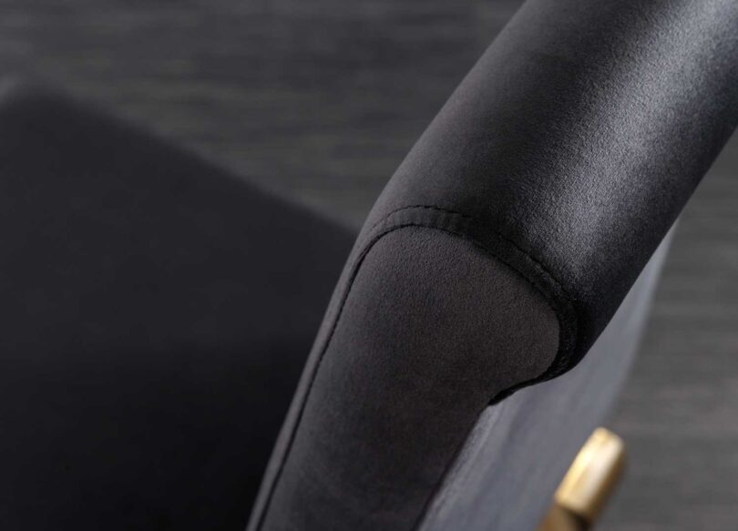 zoom sur le dossier en velours noir