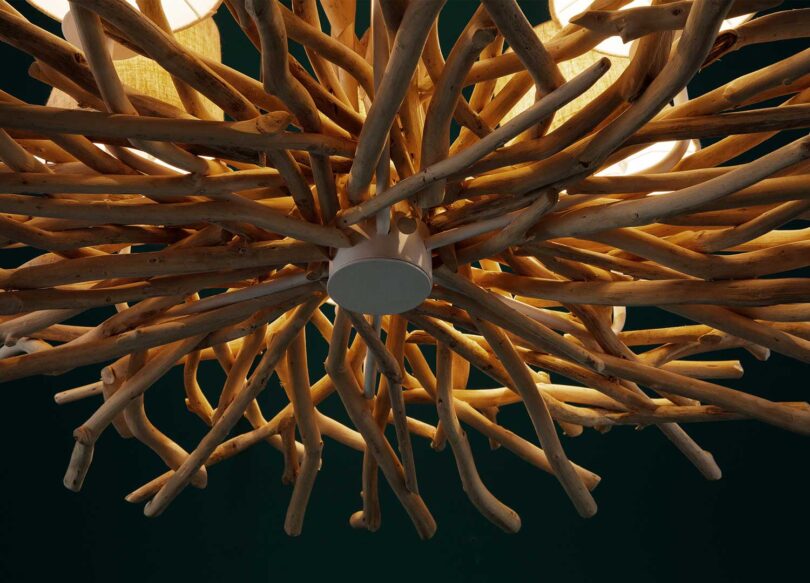 zoom sur la structure du lustre en bois flotte
