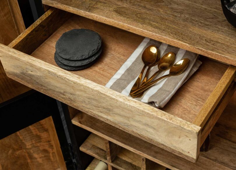zoom sur les rangements du buffet