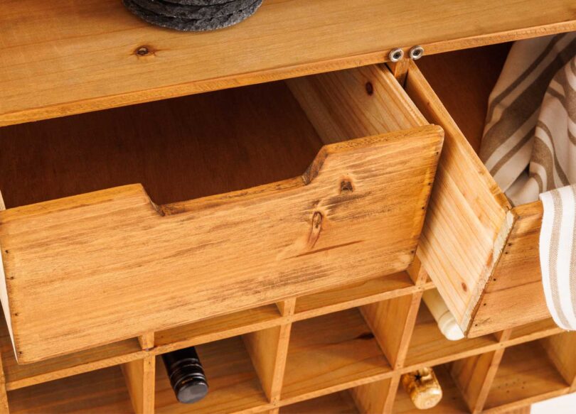zoom sur le rangement a bouteilles et tiroirs