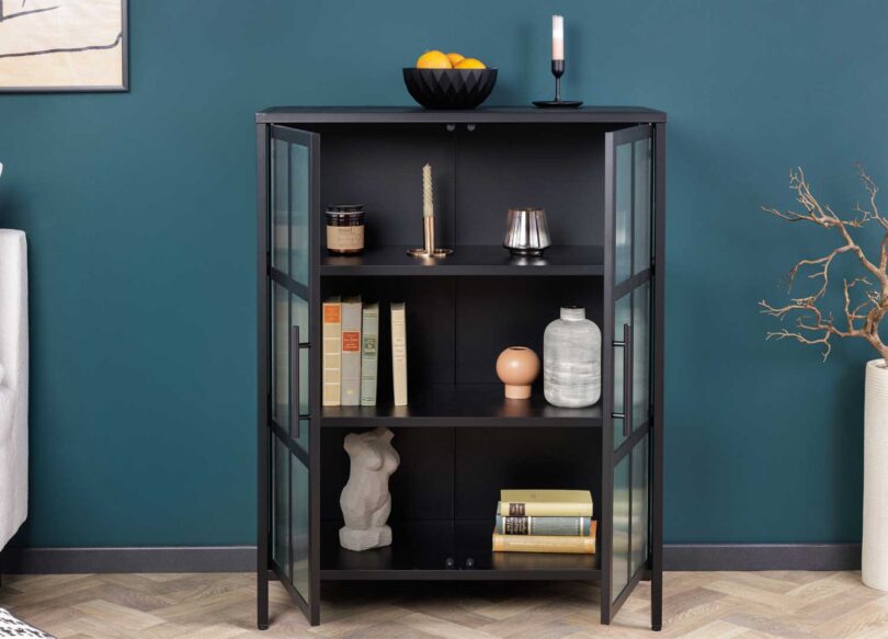 meuble commode ou vitrine en metal noir et verre strie pas cher