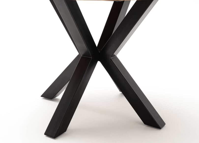 zoom sur le pied en metal noir poudre