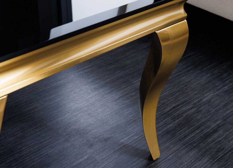 zoom sur les pieds dores baroque design