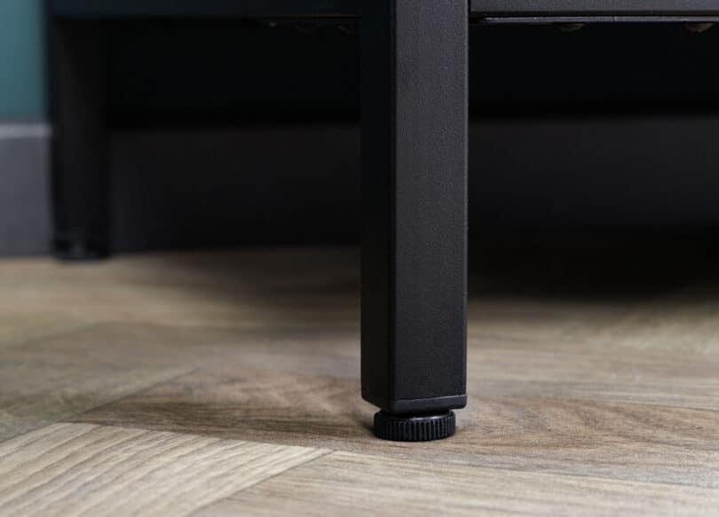 zoom sur les pieds reglables en metal noir
