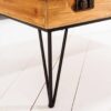 zoom sur les pieds en epingles metal noir