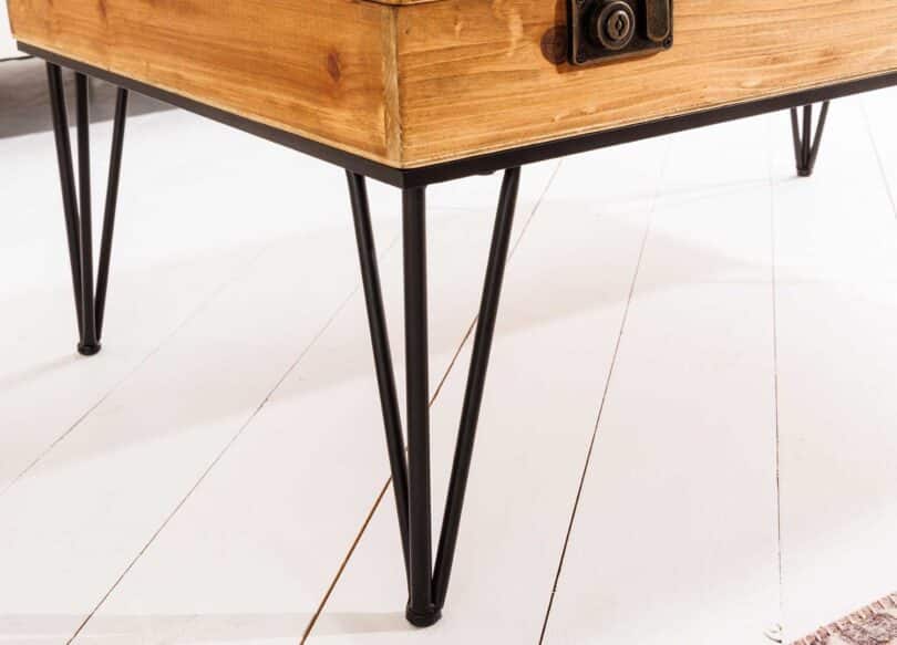 zoom sur les pieds en epingles metal noir