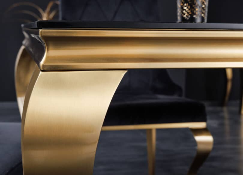 zoom sur le plateau baroque en verre noir