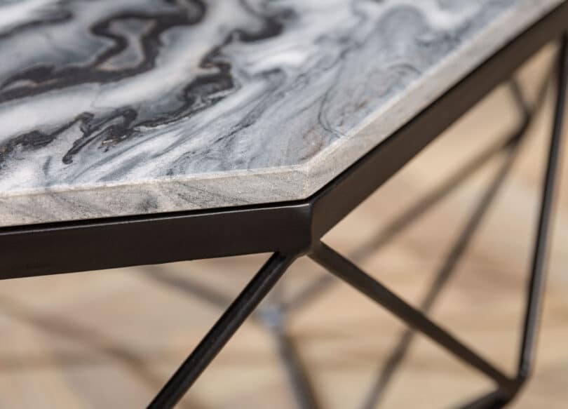 zoom sur le plateau en marbre gris
