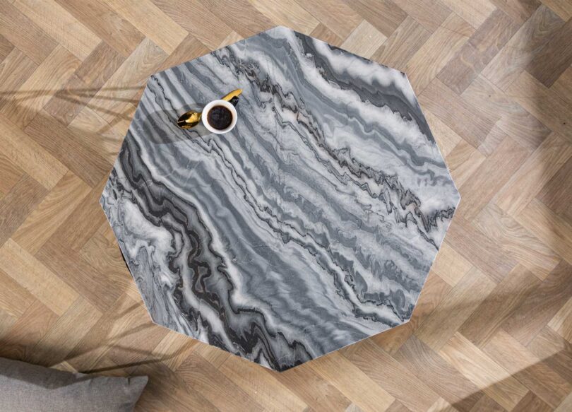 zoom sur la plateau design en marbre gris et blanc