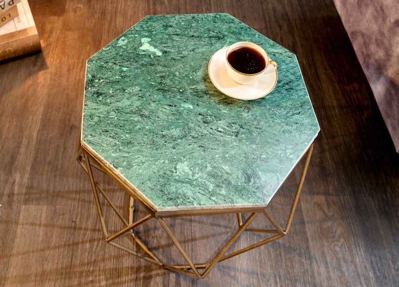 zoom sur la plateau en marbre vert