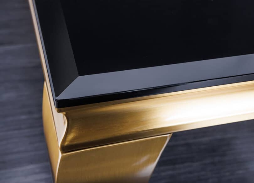 zoom sur le plateau en verre noir opale