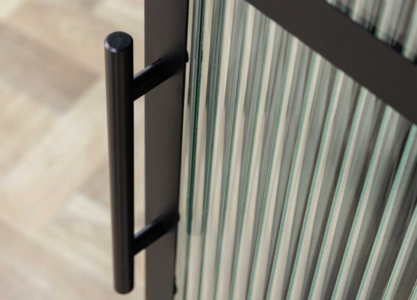 zoom sur la facade en verre strie