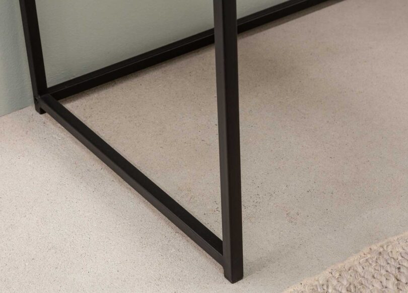 zoom sur la structure en metal noir