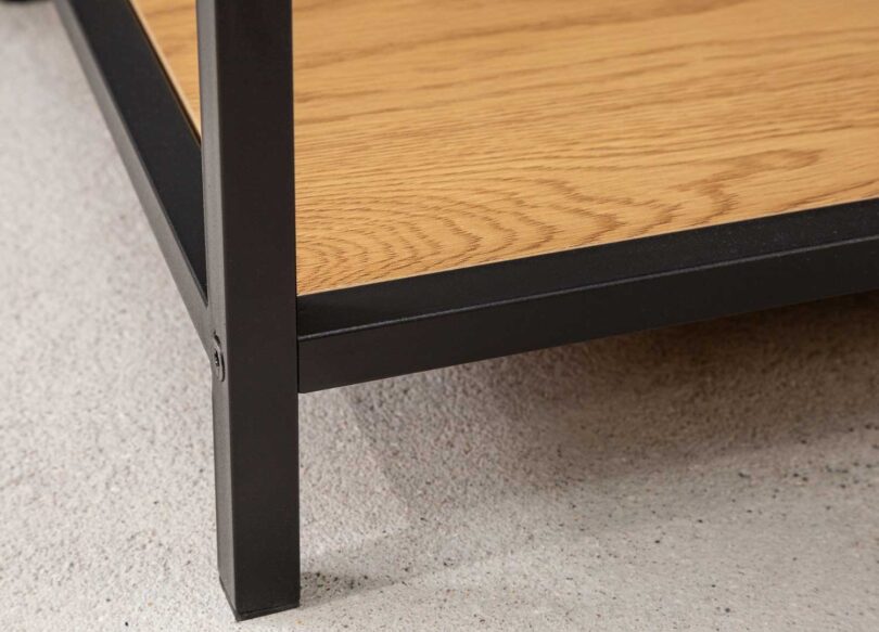 zoom sur la structure en metal noir