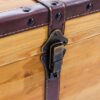 zoom sur les ferrures et les sangles en simili cuir