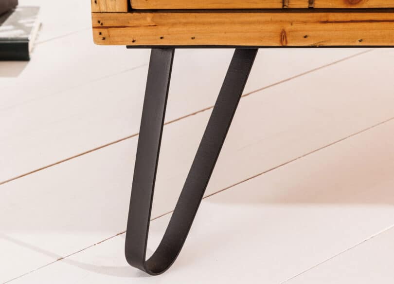 zoom sur les pieds en epingle en metal noir
