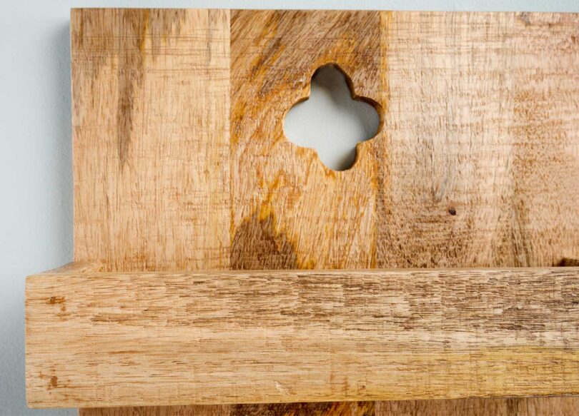 zoom sur le detail de l etagere en bois