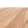 zoom sur le plateau de la table en bois massif