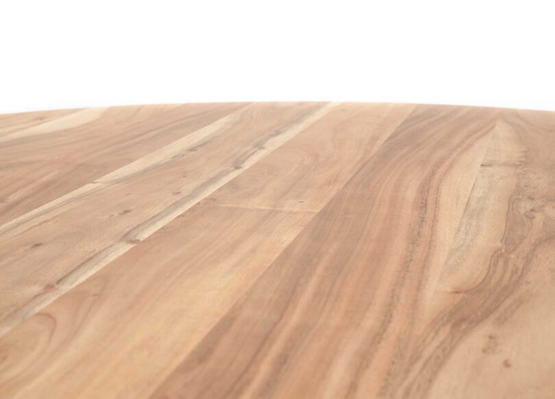 zoom sur le plateau de la table en bois massif